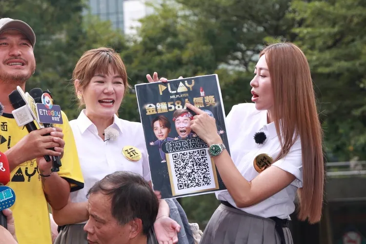 張棋惠（右），Vicky為《綜藝玩很大》角逐金鐘最具人氣綜藝節目獎而拉票。彭欣偉攝