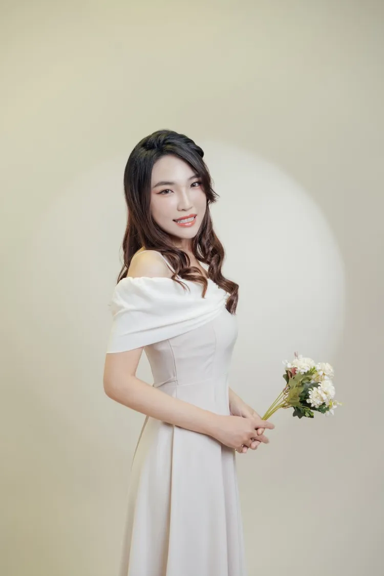 鹿鳴漾漾的正職是高中國文老師，平常喜歡寫寫詩和散文。