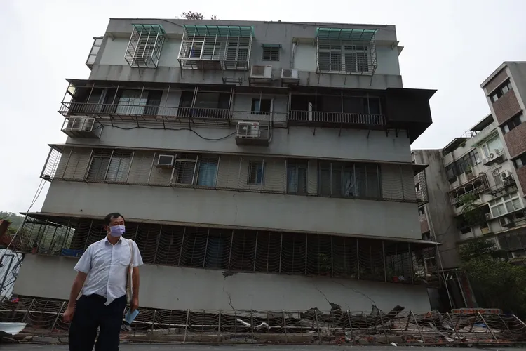 基泰大直建案施工出包釀七棟鄰宅下沉傾斜。林林攝