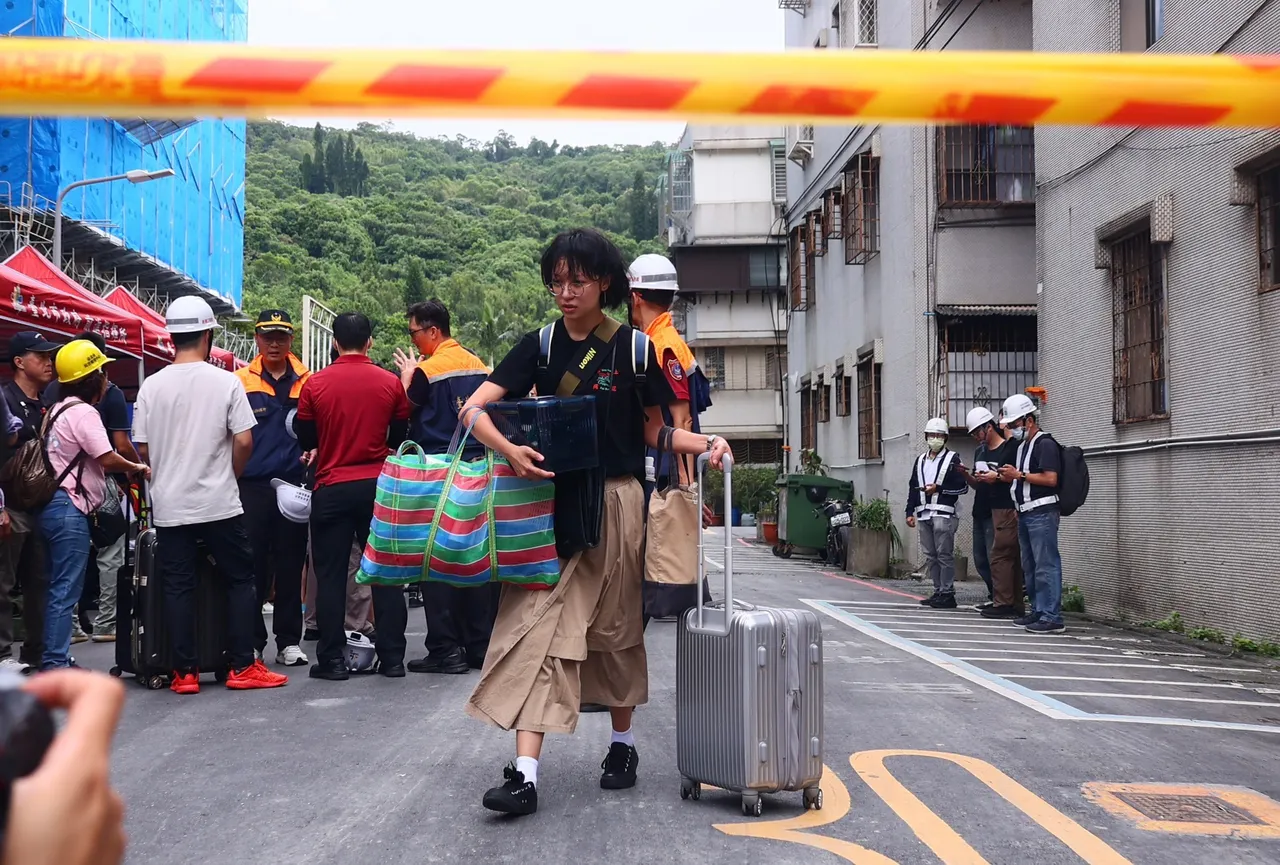 大直樓塌當夜民眾撤離,隔天才返家取物。林林攝