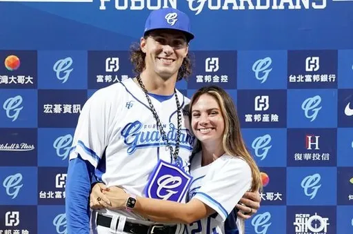  富邦洋投瑞恩7局好投　賽後美艷嬌妻獻吻超閃！他許下這心願