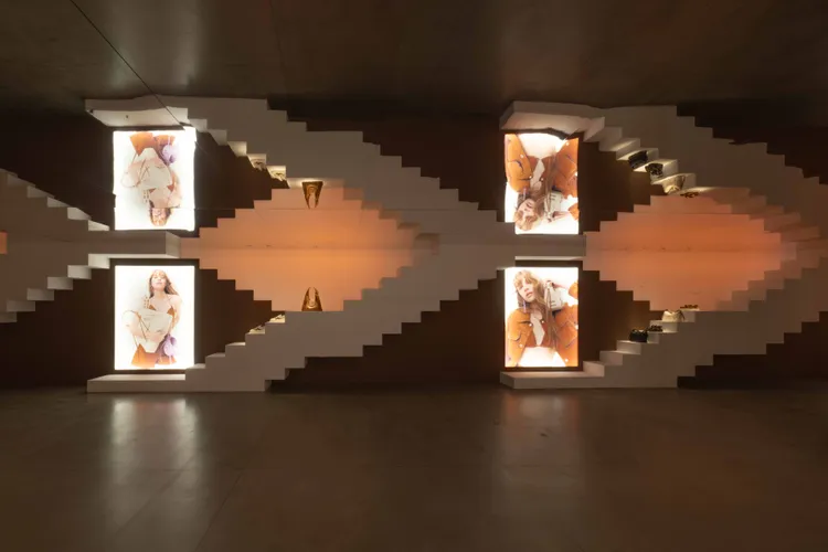 HOGAN 2024春夏系列以現代建築場景為背景。品牌提供