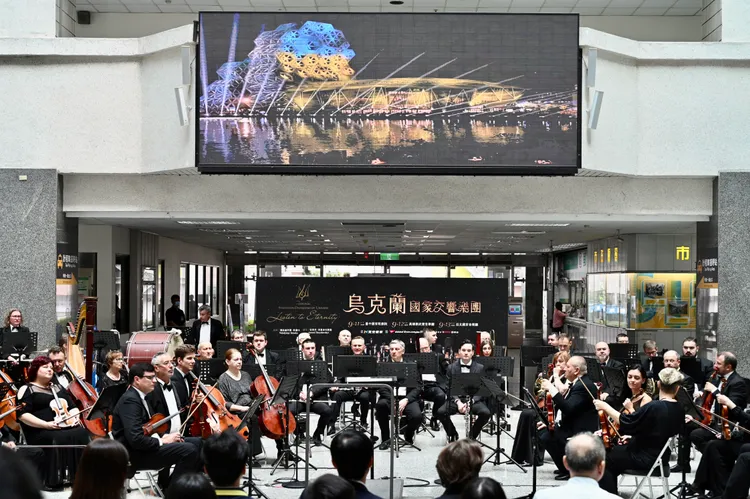 烏克蘭國家交響樂團今日在記者會上，演奏《烏克蘭國歌》及臺灣民謠《望春風》。市府提供