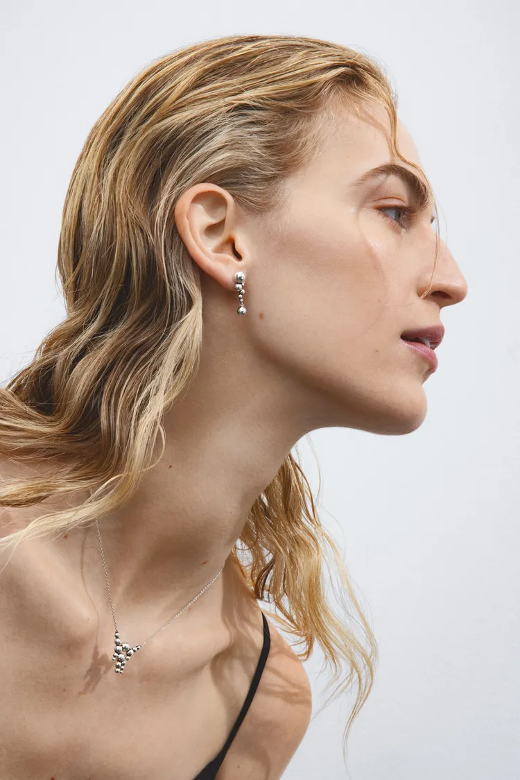 純銀耳環6600元、純銀項鍊7300元。品牌提供