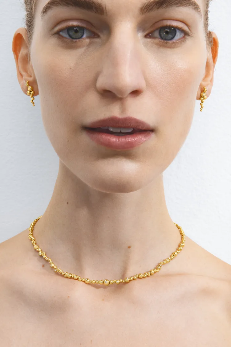 18K黃金鑲鑽項鍊（鑽石總重0.56克拉）41萬5000元、18K金黃金鑲鑽耳環（鑽石總重0.08克拉）5萬5000元。品牌提供