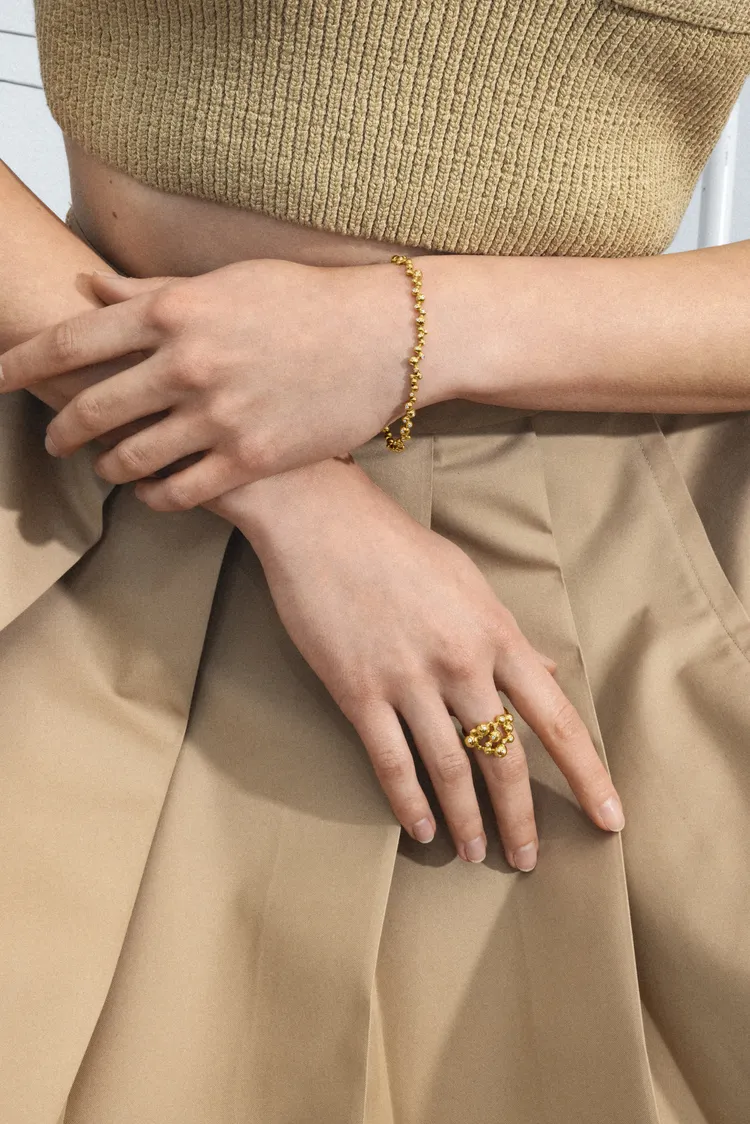 18K黃金鑲鑽手鍊（鑽石總重0.34克拉）21萬5000元、18K黃金鑲鑽戒指（鑽石總重0.11克拉）7萬7000元。品牌提供