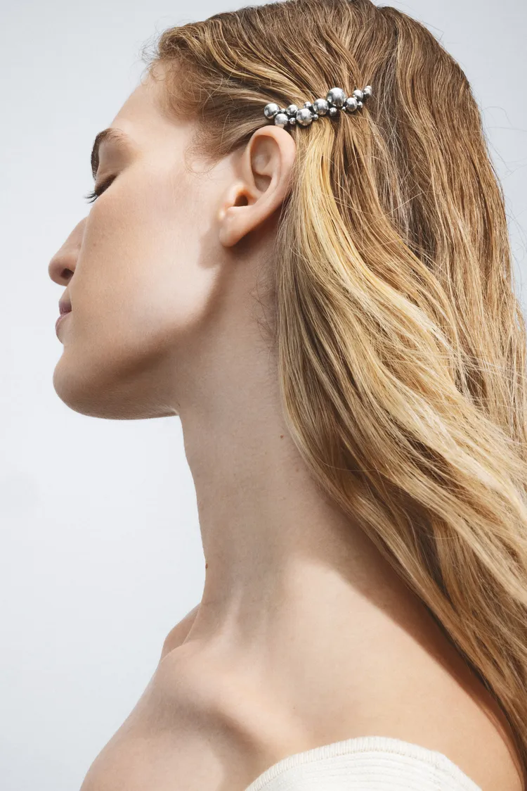 純銀髮夾，8100元。品牌提供