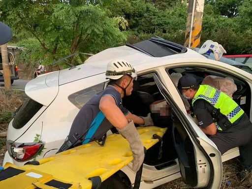 苗栗三灣轎車自撞電線桿　駕駛受困傷重不治