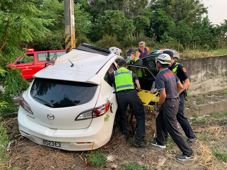 警消合力搶救受困駕駛座的林姓男子。民眾提供