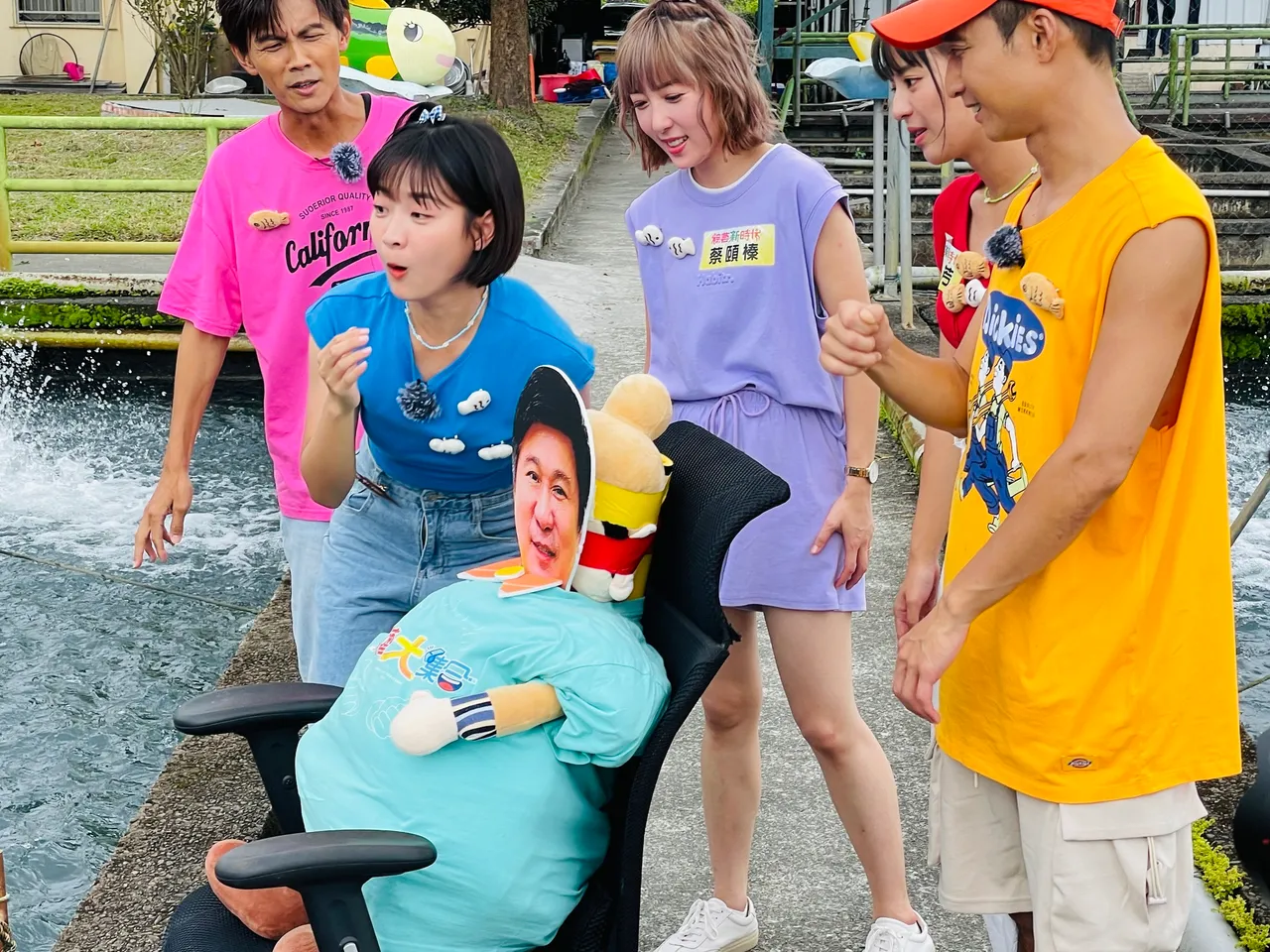 製作單位秀胡瓜抱枕,讓藝人們一聞究竟。形容香魚味道。民視提供