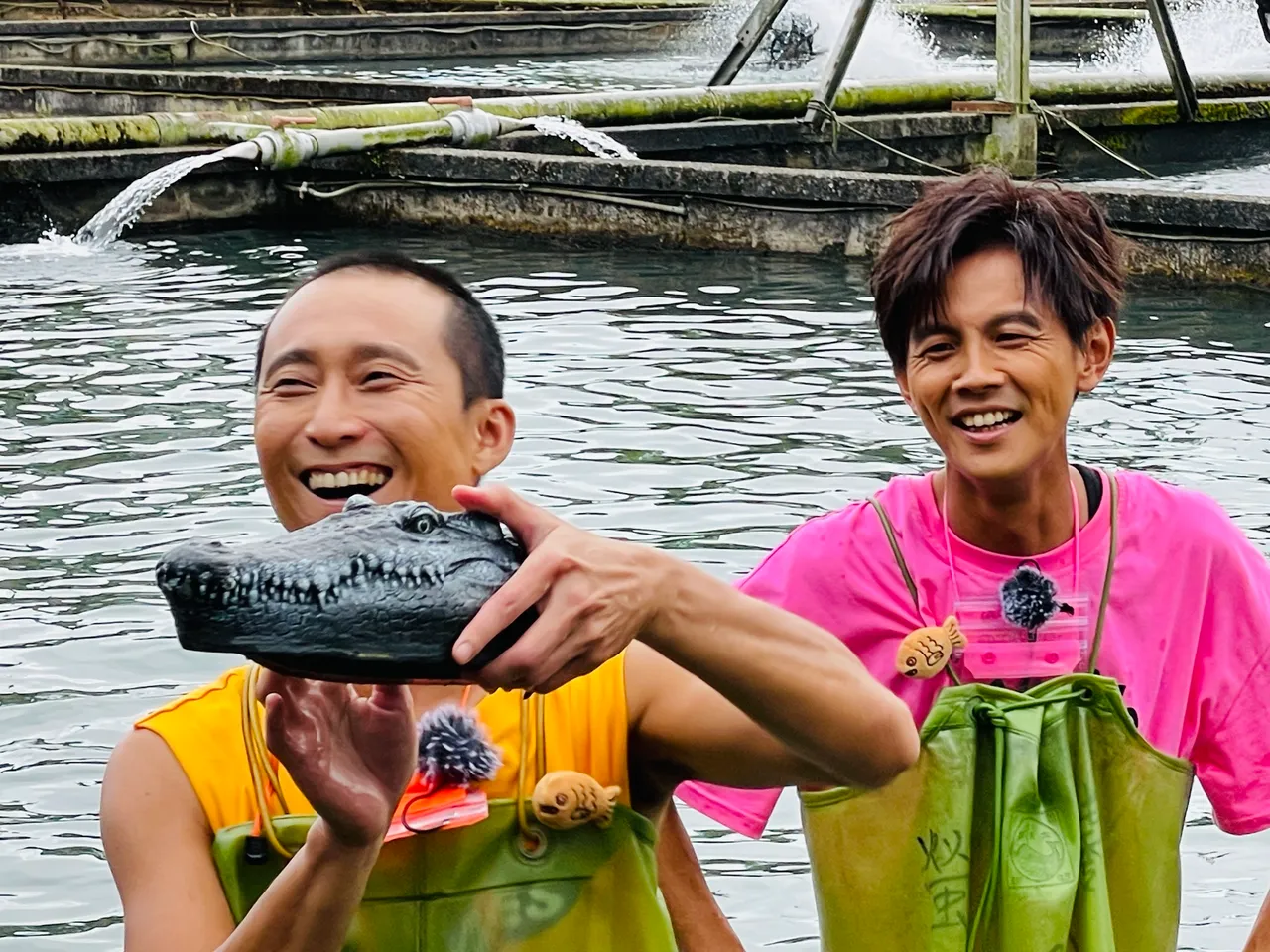 浩子(左)和阿翔赴魚塭體驗餵魚,卻被假鱷魚惡整。民視提供