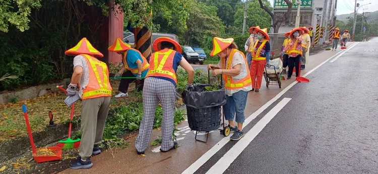 桃園市環保局動員清除病媒蚊孳生源。桃園市環保局提供