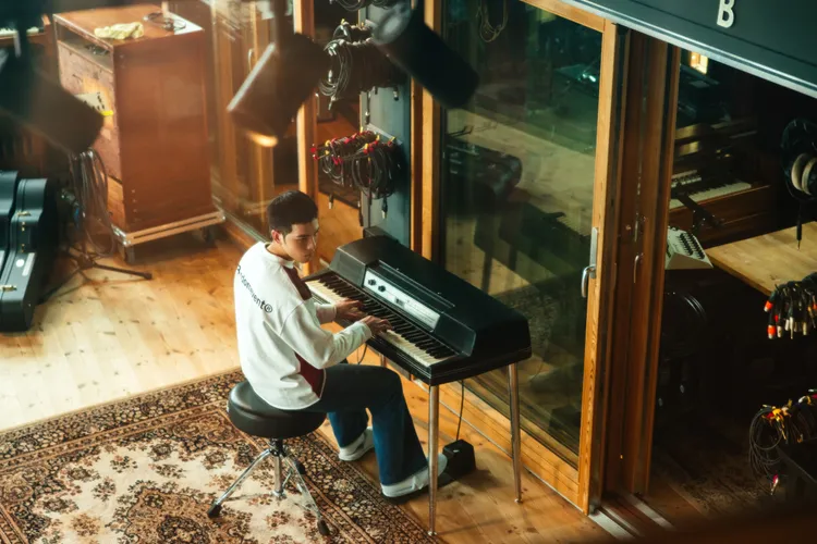 蕭敬騰在挪威錄音室使用頂級設備享受音樂。華納提供