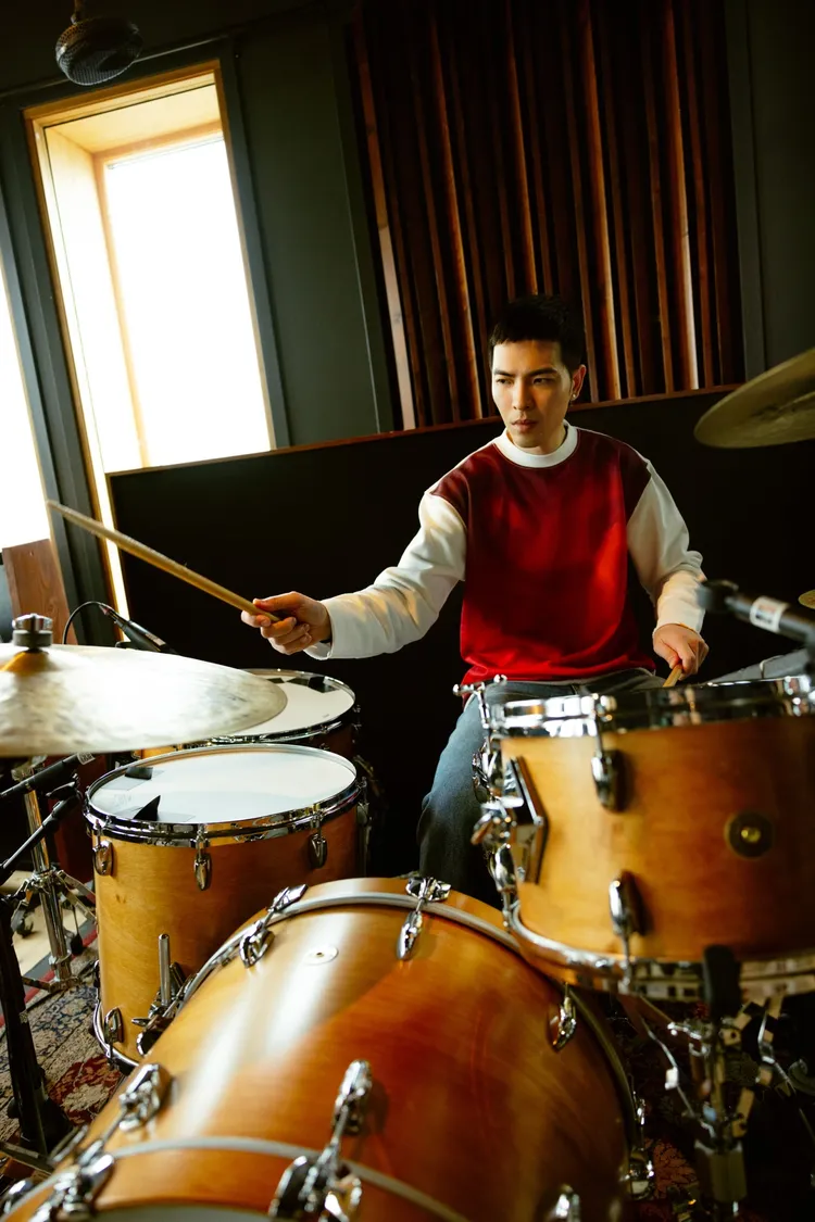 熱愛打鼓的蕭敬騰一看到鼓馬上躍躍欲試。華納提供