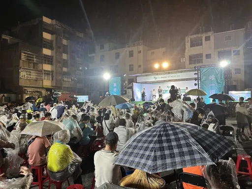 台中廟口冒雨開講 柯文哲:常忘了侯友宜的存在