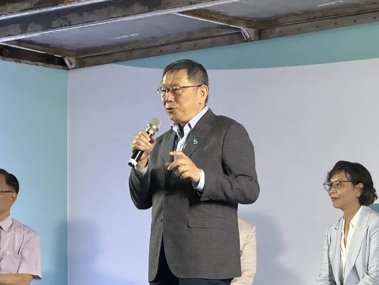 台灣民眾黨總統參選人柯文哲（中）9日晚間到台中市大甲區舉辦廟口開講，演說時先是劍指副總統賴清德，接著提到國民黨總統參選人侯友宜時則說「常常讓我忘了他的存在」。中央社