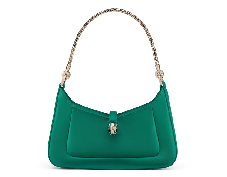 BVLGARI Serpenti Baia鮮豔祖母綠色小牛皮肩背包，價格店洽。品牌提供