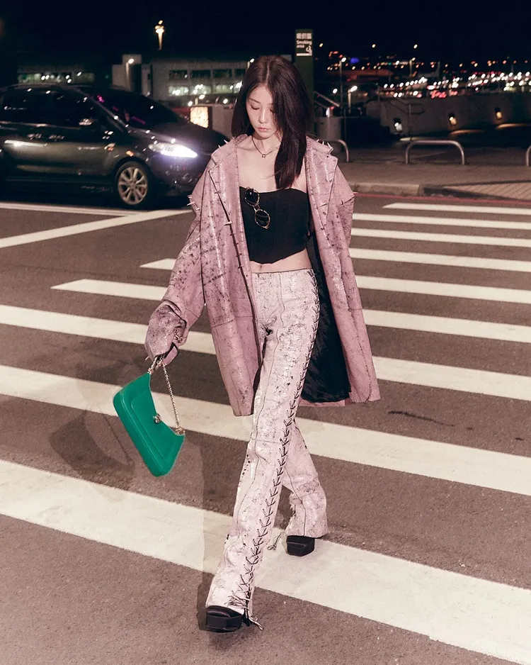 她另外搭配了Serpenti Viper金色金屬太陽眼鏡，以及B.zero1系列項鍊、耳環及戒指等配件。品牌提供