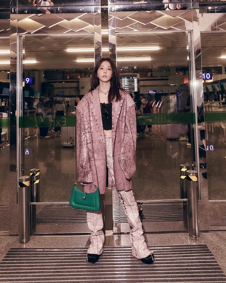 邵雨薇手提Sperpenti Bala鮮豔祖母綠色小牛皮肩背包現身機場，將飛往巴黎。品牌提供