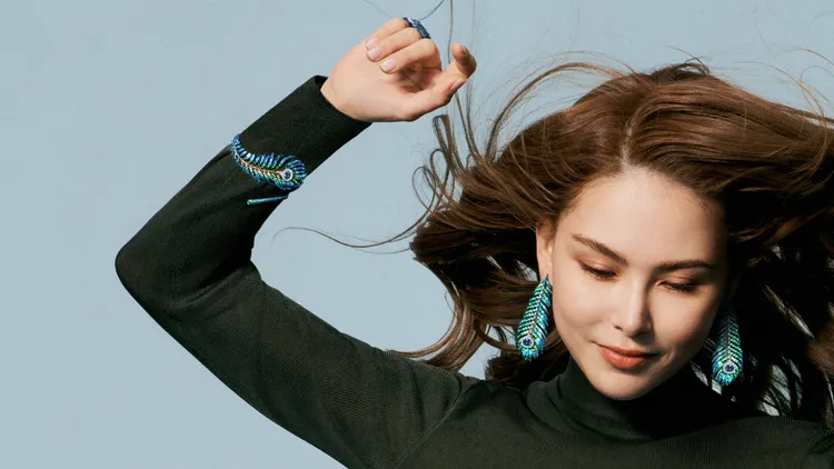 昆凌在形象影片中俏皮「蹦蹦跳跳」強調系列的輕盈靈動之感。品牌提供