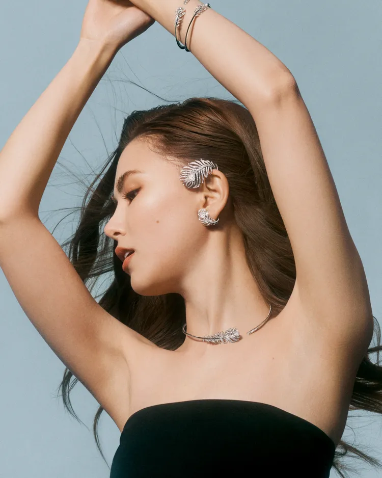 昆凌為Plume de Paon孔雀羽毛系列拍攝形象照。品牌提供