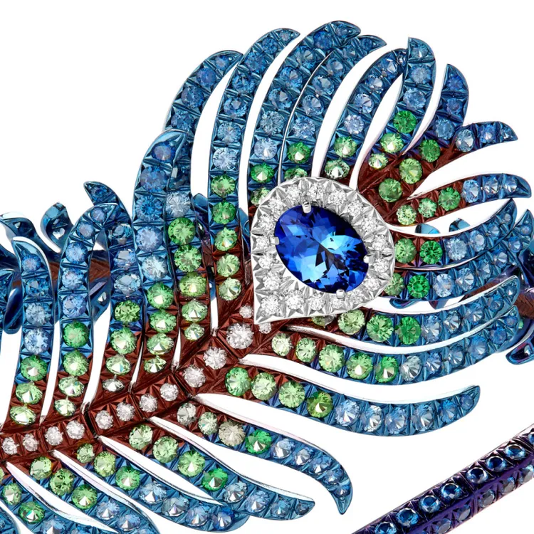 系列透過鑽石、藍寶石、沙弗萊石和坦桑石，搭配經過陽極氧化處理後呈現藍綠色漸變效果的鈦金屬，精巧複製了真實孔雀羽毛迷幻的漸變效果。品牌提供