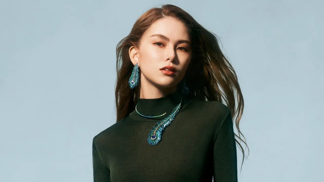 昆凌為BOUCHERON Plume de Paon孔雀羽毛系列新品拍攝形象廣告。品牌提供