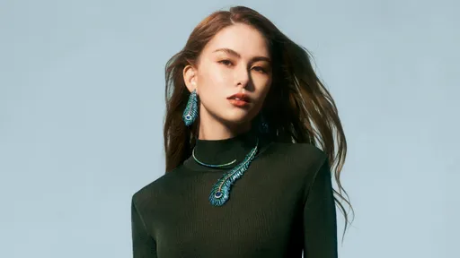 3寶媽昆凌蹦蹦跳跳好輕盈 耳際、頸間長出華麗孔雀羽毛