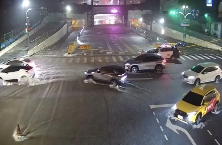 台南市區7日晚間出現強降雨，北區小東路地下道積淹水，警方獲報到場緊急拉起封鎖線並引導車輛改道。（台南市警局提供）中央社