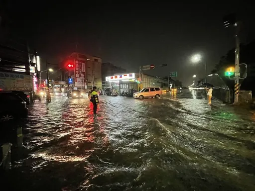 豪雨彈夜炸台南！市區多處傳淹水災情　網哀號：比颱風還恐怖