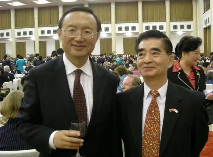 梁成運（右）曾多次與中國前外交部長楊潔篪（左）合照。翻攝微博/人民網