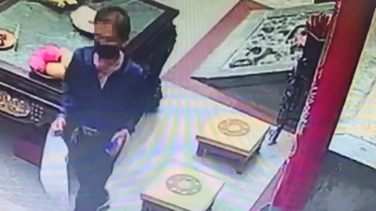 鄧男得手後離去。翻攝畫面