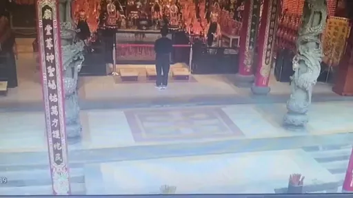 神明前合掌虔誠膜拜!下秒偷神像金牌 桃園警跨縣市逮大膽賊