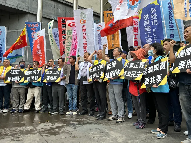 基本工資審議委員會今（8）日召開，會前勞工團體舉行記者會。王良博攝