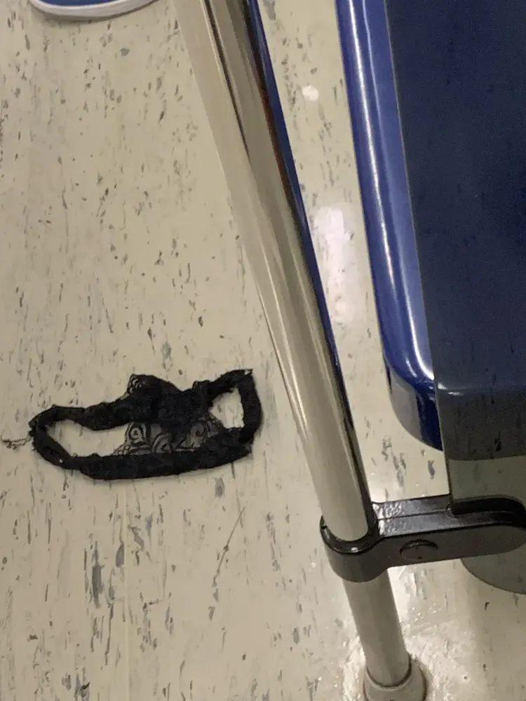 女乘客一進車廂，就看到地板上有件女性黑色蕾絲內褲。翻攝自論壇Dcard