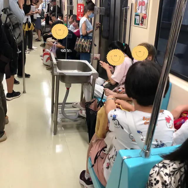 還有乘客把不鏽鋼水槽搬進捷運車廂內，引旁人為之側目。翻攝自論壇Dcard