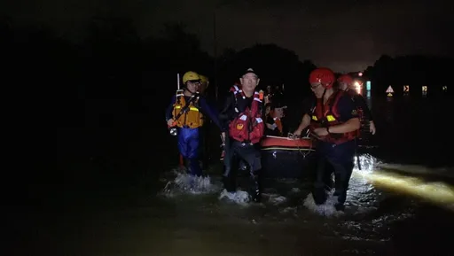 嘉縣這裡最慘一度水淹1樓高 多車泡水拋錨32人獲救