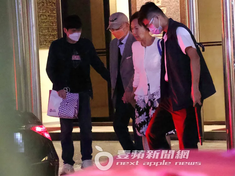 連方瑀反手握著連戰的手攙扶他前進。特勤中心攝