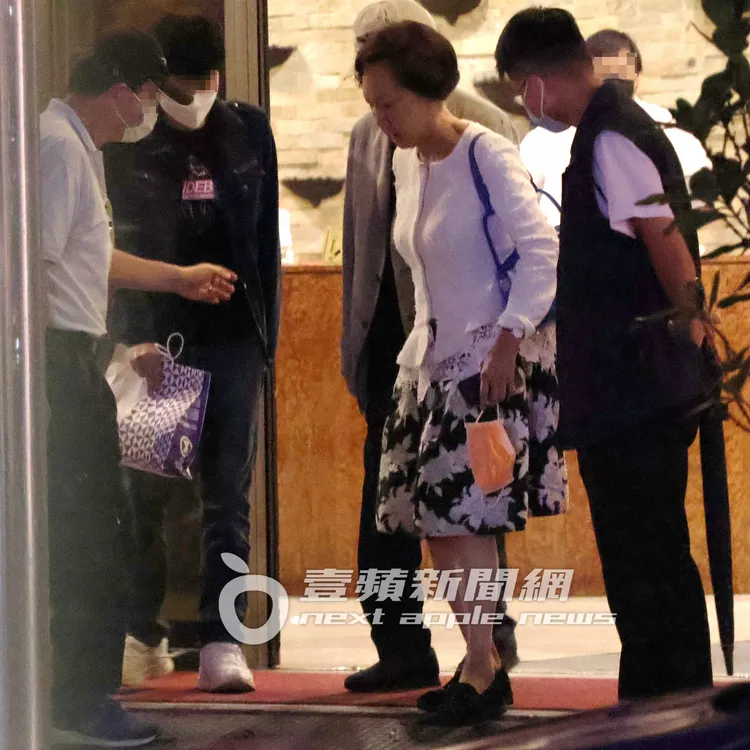 連戰夫人連方瑀（右）手裡拿著口罩，與連戰一起外出。特勤中心攝