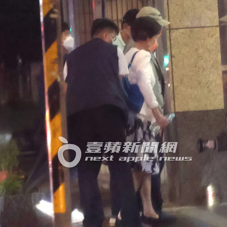 連戰與夫人連方瑀搭乘賓士S450豪華轎車，移動到龍江路大樓下車。特勤中心攝