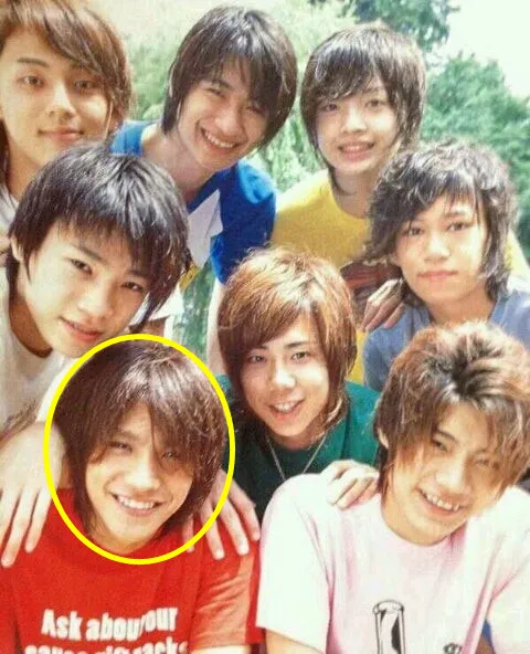 「Kis-My-Ft2」在小傑尼斯時期成軍時，飯田恭平（黃圈處）也是一員，但短短一年便退出。翻攝日本yahoo