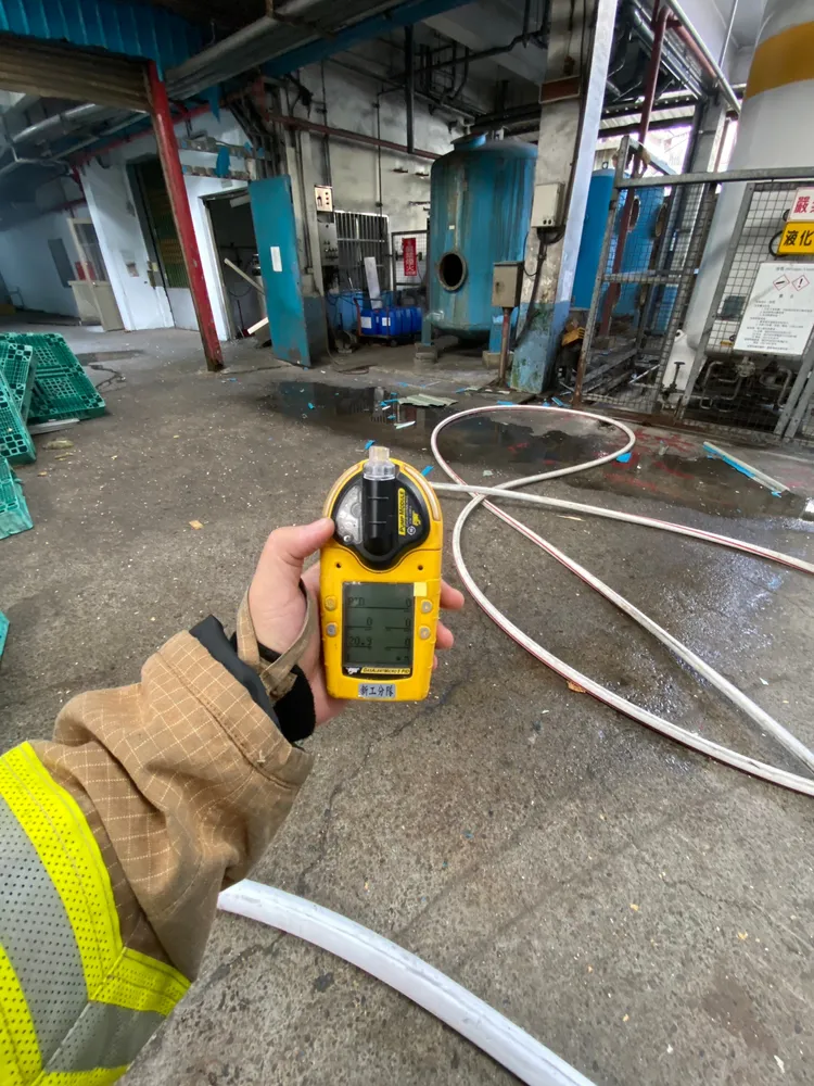 警消現場量測天然氣濃度。新竹縣消防局提供