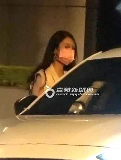 趙正平新約會對象，低調戴上口罩步出餐廳上車。特勤中心攝