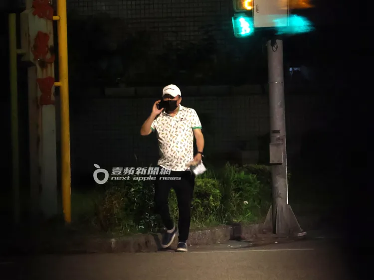 趙正平將車停到距離香閨1公里的停車場，拿著網購商品及老薑，邊講手機準備走回她家。特勤中心攝