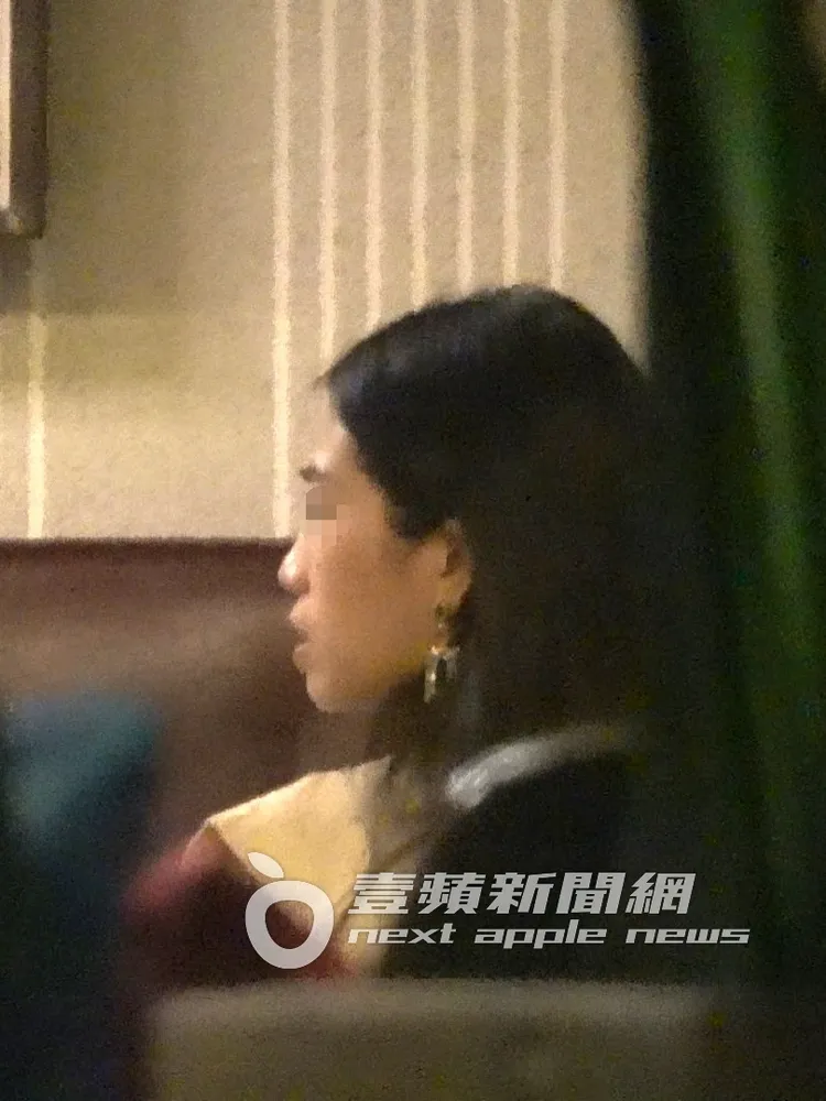 趙正平的新約會對象用餐時，頻頻轉頭注視著他，投以崇拜眼神。特勤中心攝