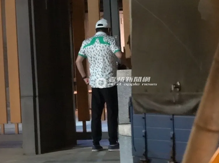 趙正平掏出門禁磁釦感應開門，熟稔的回到女方香閨。特勤中心攝