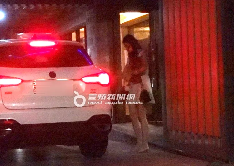 趙正平先貼心開車載短裙辣妹回到香閨下車。特勤中心攝