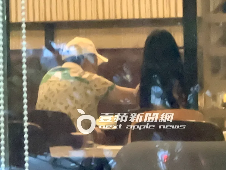 趙正平（左）和新女伴共進浪漫晚餐約會。特勤中心攝