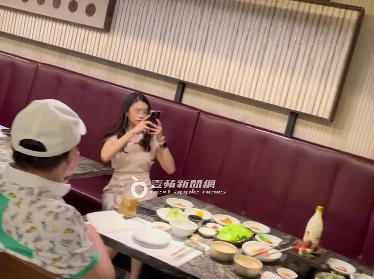 趙正平（左）耐心等候辣妹先幫滿桌佳餚拍照。特勤中心攝