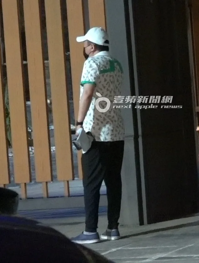 趙正平停好車後，漫步1公里回她香閨，走到家門口繼續講電話。特勤中心攝